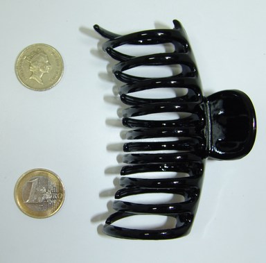 Sausage Shape Black Clamp. Approx 9cm. No individual card or barcode.